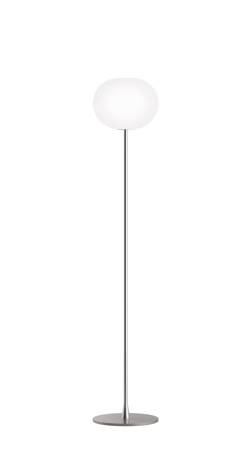Glo Ball Stehleuchte: Moderne Bodenleuchte mit rundem, weißem Glasschirm und silbernem Fuß.